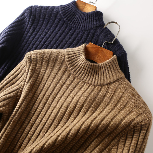 Vastag férfi gyapjú pulóver alacsony gallérral