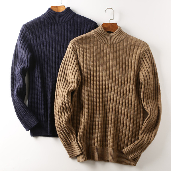 Vastag férfi gyapjú pulóver alacsony gallérral