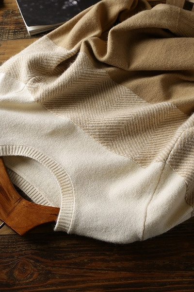 Ανδρικό πουλόβερ με οβάλ λαιμόκοψη 