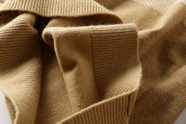 Ανδρικό πουλόβερ με οβάλ λαιμόκοψη 