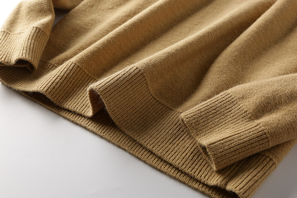 Ανδρικό πουλόβερ με οβάλ λαιμόκοψη 