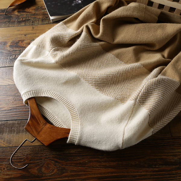 Ανδρικό πουλόβερ με οβάλ λαιμόκοψη 