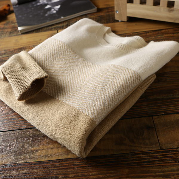 Ανδρικό πουλόβερ με οβάλ λαιμόκοψη 