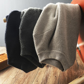 Pehelyszerű férfi pulóver alacsony gallérral