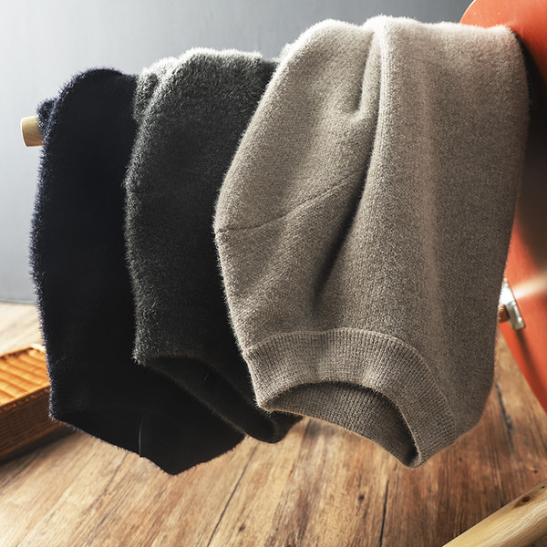 Pehelyszerű férfi pulóver alacsony gallérral