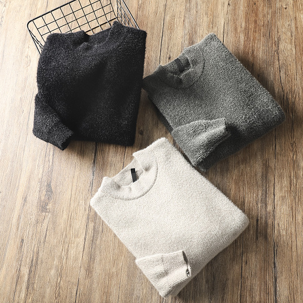 Pehelyszerű férfi pulóver alacsony gallérral