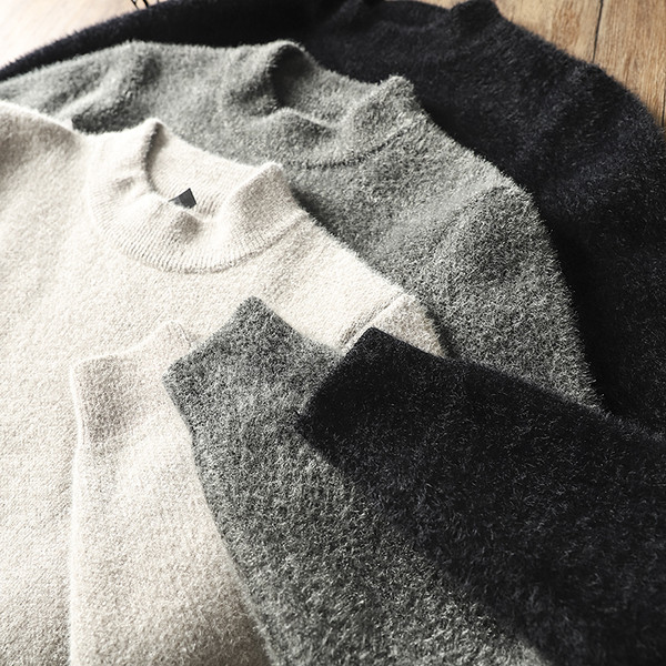 Pehelyszerű férfi pulóver alacsony gallérral