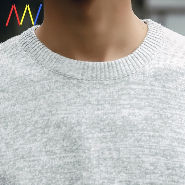 Muški pulover od tankog pletiva sa ovalnim izrezom