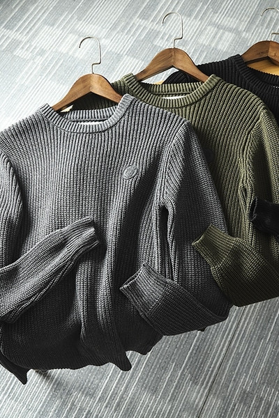 Ingyenes modell férfi pulóver kerek nyakkivágással