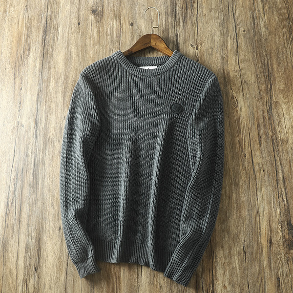 Ingyenes modell férfi pulóver kerek nyakkivágással