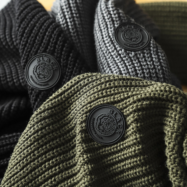 Ingyenes modell férfi pulóver kerek nyakkivágással