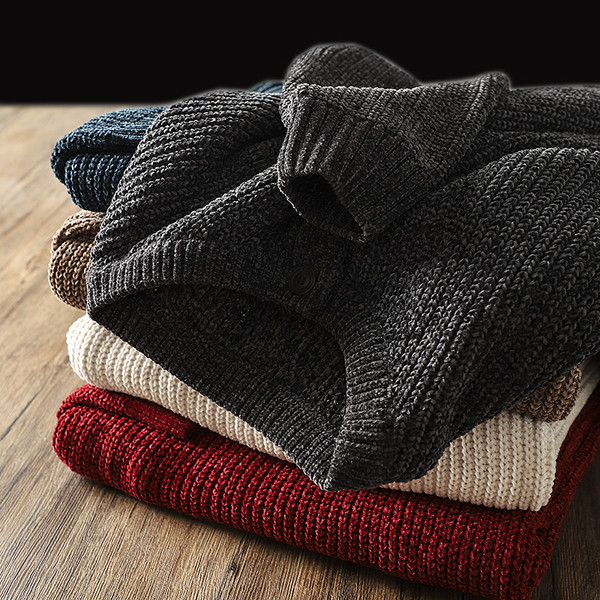 Vastag férfi téli pulóver gombokkal