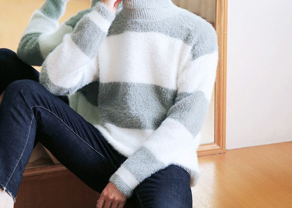 Aktualan muški džemper sa visokom polo kragnom