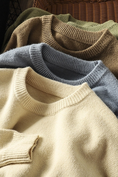 Pehelyszínű férfi téli pulóver kerek nyakkivágással