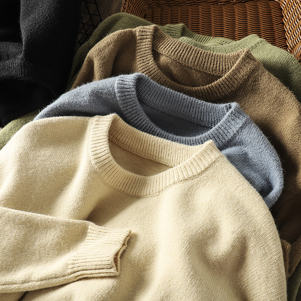 Pehelyszínű férfi téli pulóver kerek nyakkivágással