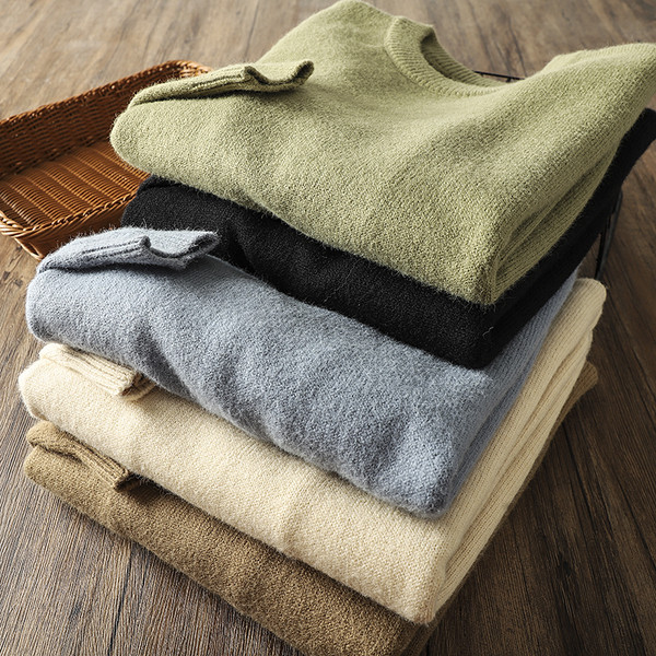 Pehelyszínű férfi téli pulóver kerek nyakkivágással