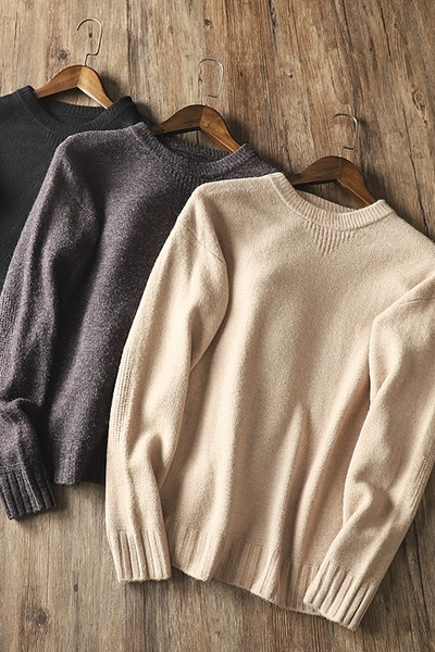 Meleg férfi pulóver ovális nyakkivágással és hosszú ujjal