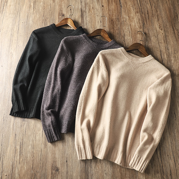 Meleg férfi pulóver ovális nyakkivágással és hosszú ujjal