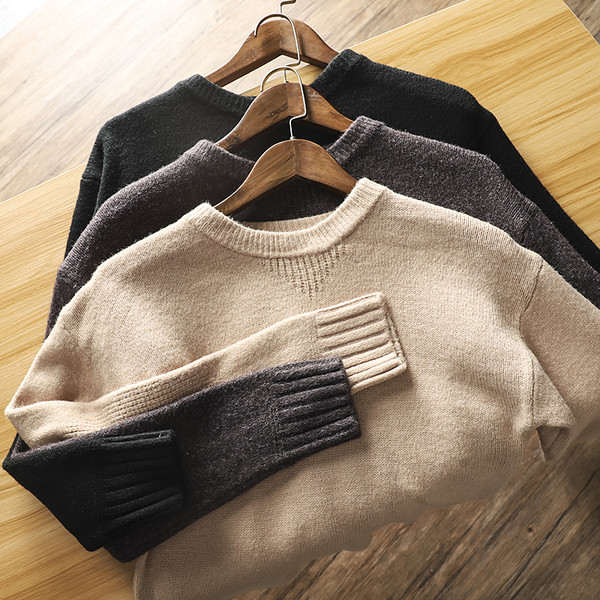 Meleg férfi pulóver ovális nyakkivágással és hosszú ujjal