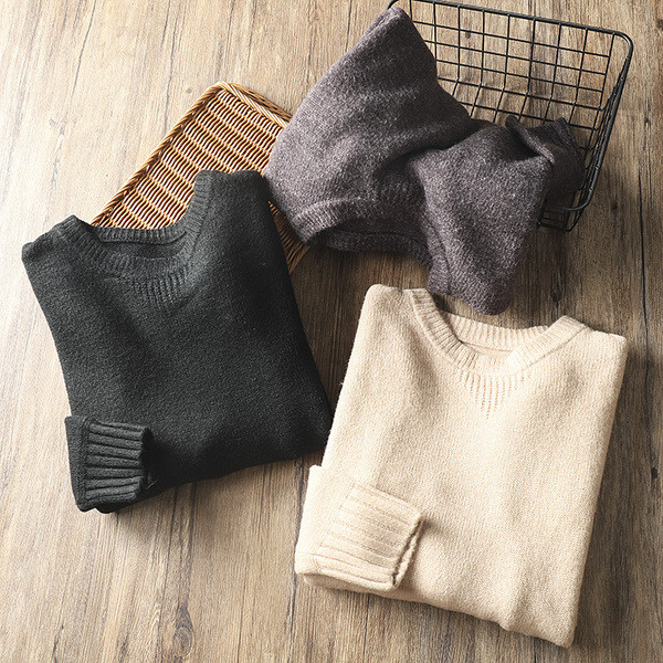 Meleg férfi pulóver ovális nyakkivágással és hosszú ujjal