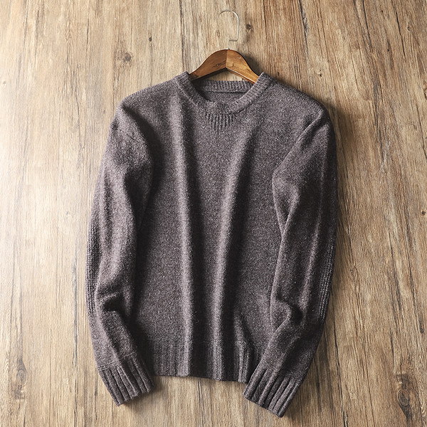 Meleg férfi pulóver ovális nyakkivágással és hosszú ujjal