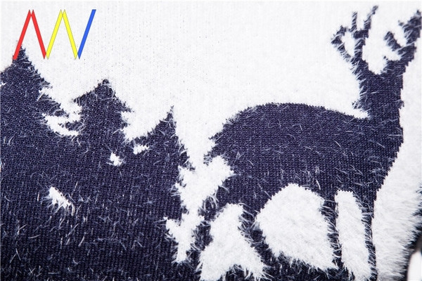 Téli viseletű pulóver karácsonyi motívumokkal