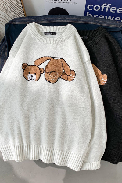 Modern férfi pulóver hímzéssel és ovális nyakkivágással