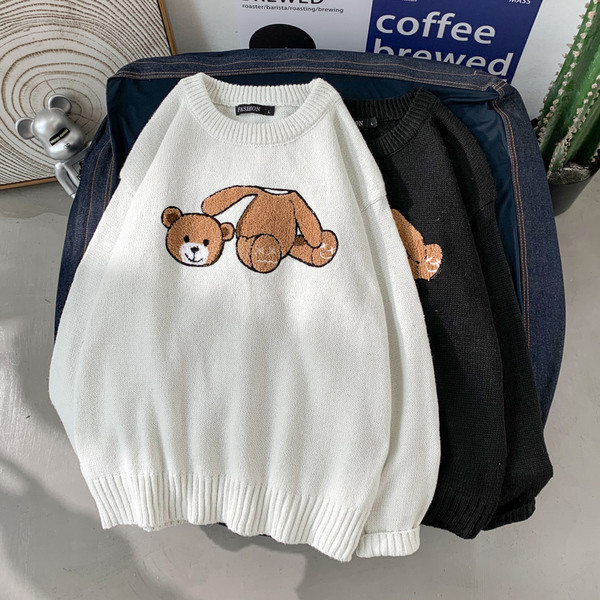 Modern férfi pulóver hímzéssel és ovális nyakkivágással