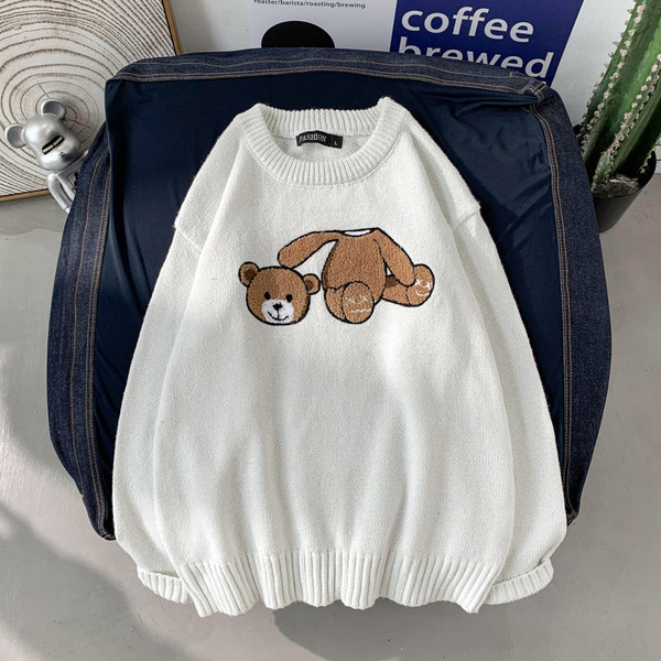 Modern férfi pulóver hímzéssel és ovális nyakkivágással