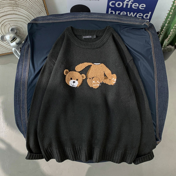 Modern férfi pulóver hímzéssel és ovális nyakkivágással