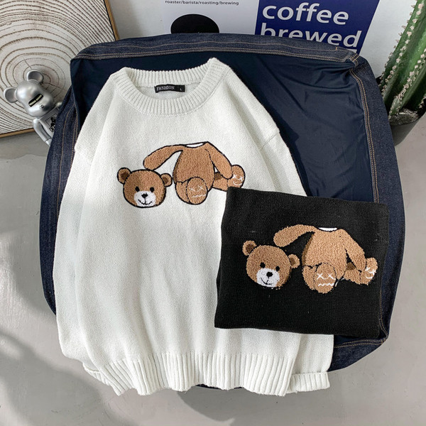 Modern férfi pulóver hímzéssel és ovális nyakkivágással