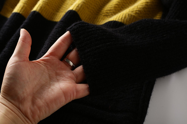 Férfi gyapjú pulóver ovális nyakkivágással