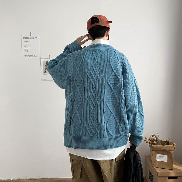 Széles férfi pulóver kerek nyakkivágással