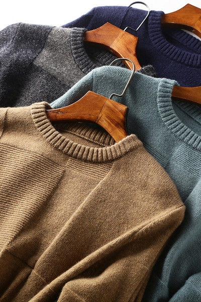 Muški pulover s ovalnim izrezom