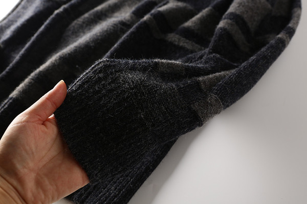 Muški pulover s ovalnim izrezom