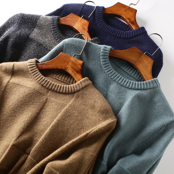 Muški pulover s ovalnim izrezom