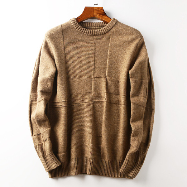 Muški pulover s ovalnim izrezom