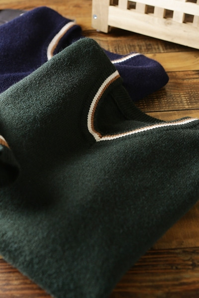 Ανδρικό πουλόβερ με ντεκολτέ