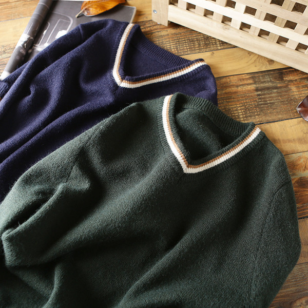 Ανδρικό πουλόβερ με ντεκολτέ