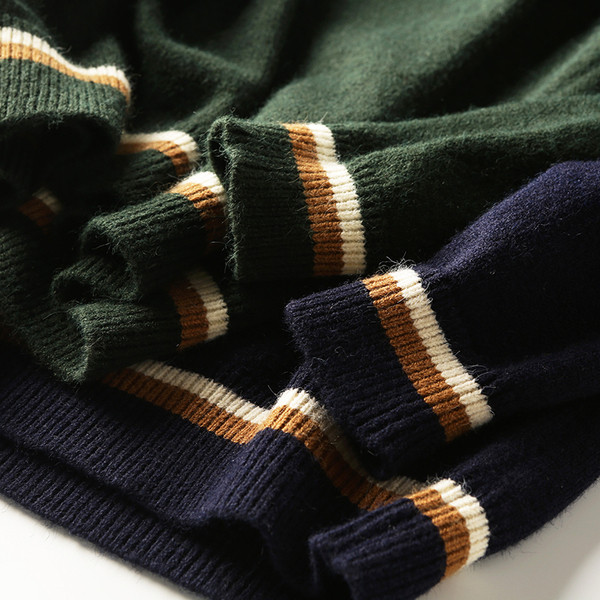 Ανδρικό πουλόβερ με ντεκολτέ