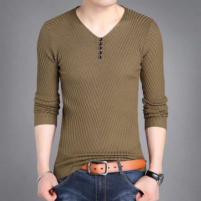 Testhezálló őszi férfi pulóver gombokkal