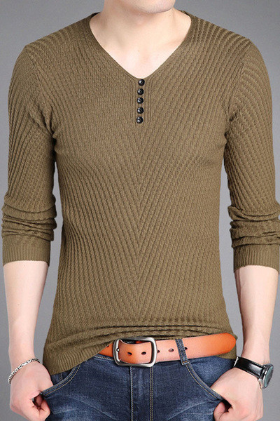 Testhezálló őszi férfi pulóver gombokkal