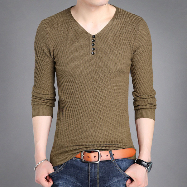 Testhezálló őszi férfi pulóver gombokkal
