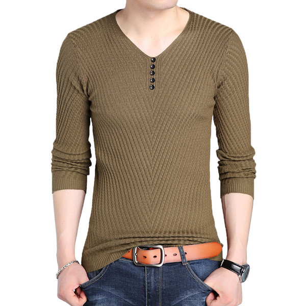 Testhezálló őszi férfi pulóver gombokkal