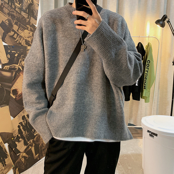 Férfi széles pulóver alacsony gallérral és hosszú ujjal