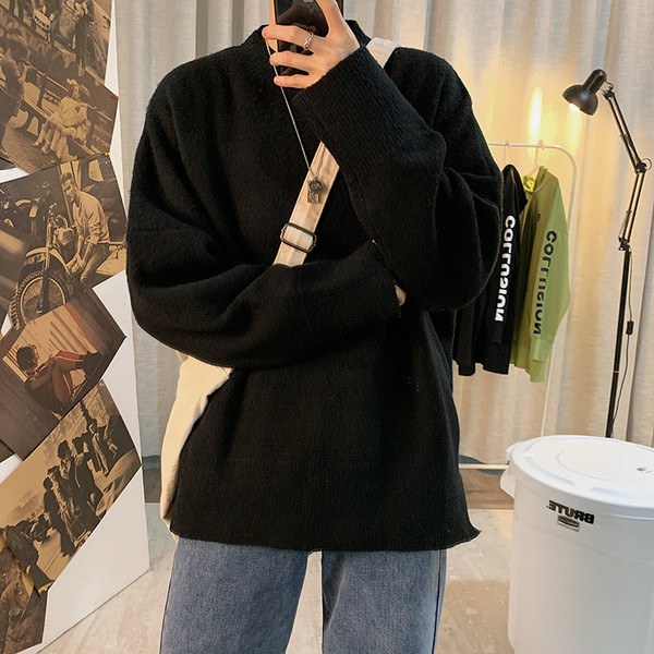 Férfi széles pulóver alacsony gallérral és hosszú ujjal