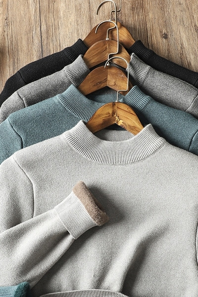 Ανδρικό πουλόβερ με χαμηλό γιακά και ζεστή επένδυση