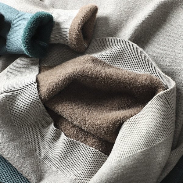 Ανδρικό πουλόβερ με χαμηλό γιακά και ζεστή επένδυση