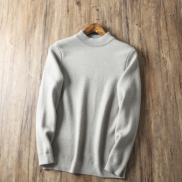 Ανδρικό πουλόβερ με χαμηλό γιακά και ζεστή επένδυση