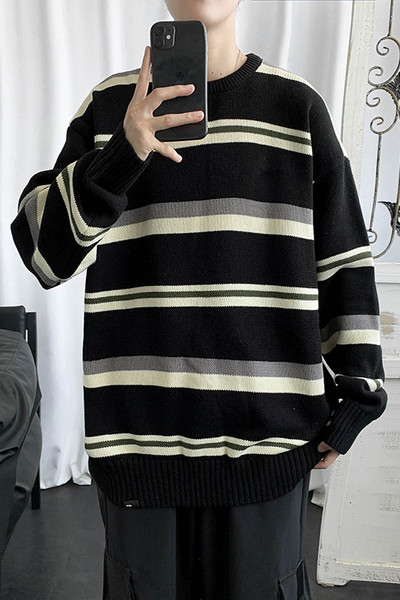 Ανδρικό ριγέ πουλόβερ με οβάλ λαιμόκοψη - φαρδύ μοντέλο